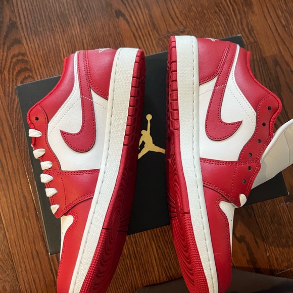 Nike Men's Low-Top Sneakers in White and Red - Picture 3 of 9